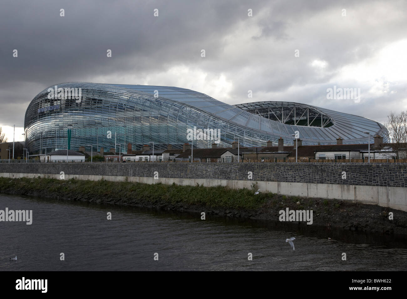 der neue Aviva Stadion Landsdowne Road Dublin unter einem dunklen grauen Gewitterhimmel Dublin Irland Stockfoto