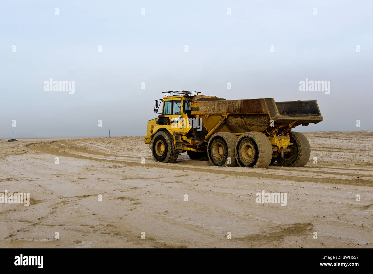 Schwere Plan Maschinen & Fahrzeuge arbeiten an Hayle Strand Verlegung von Kabeln für die Offshore-Welle Energie-Bauernhof Stockfoto