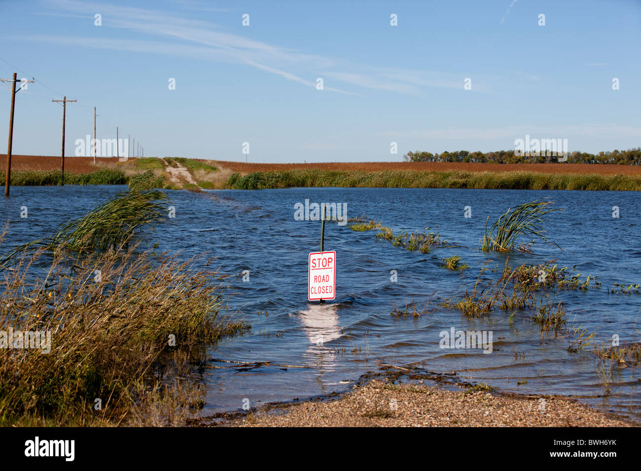 Geschlossene Straßenschild auf überfluteten Straße Stockfoto