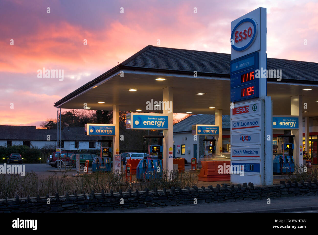 Esso-Tankstelle in der Abenddämmerung, Cumbria, England UK Stockfoto