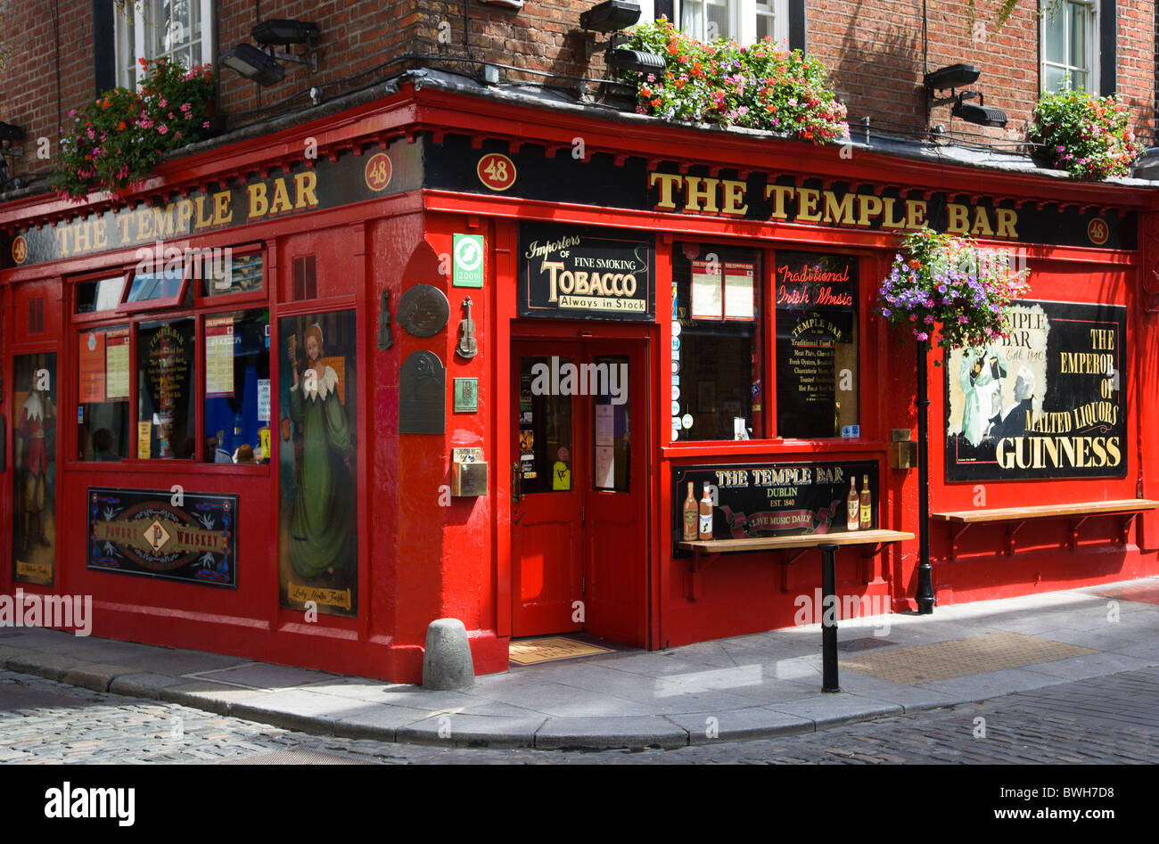 Irland, County Dublin, Dublin Stadt, Temple Bar traditionelle irische Public House auf Straßenecke mit Kopfsteinpflaster. Stockfoto