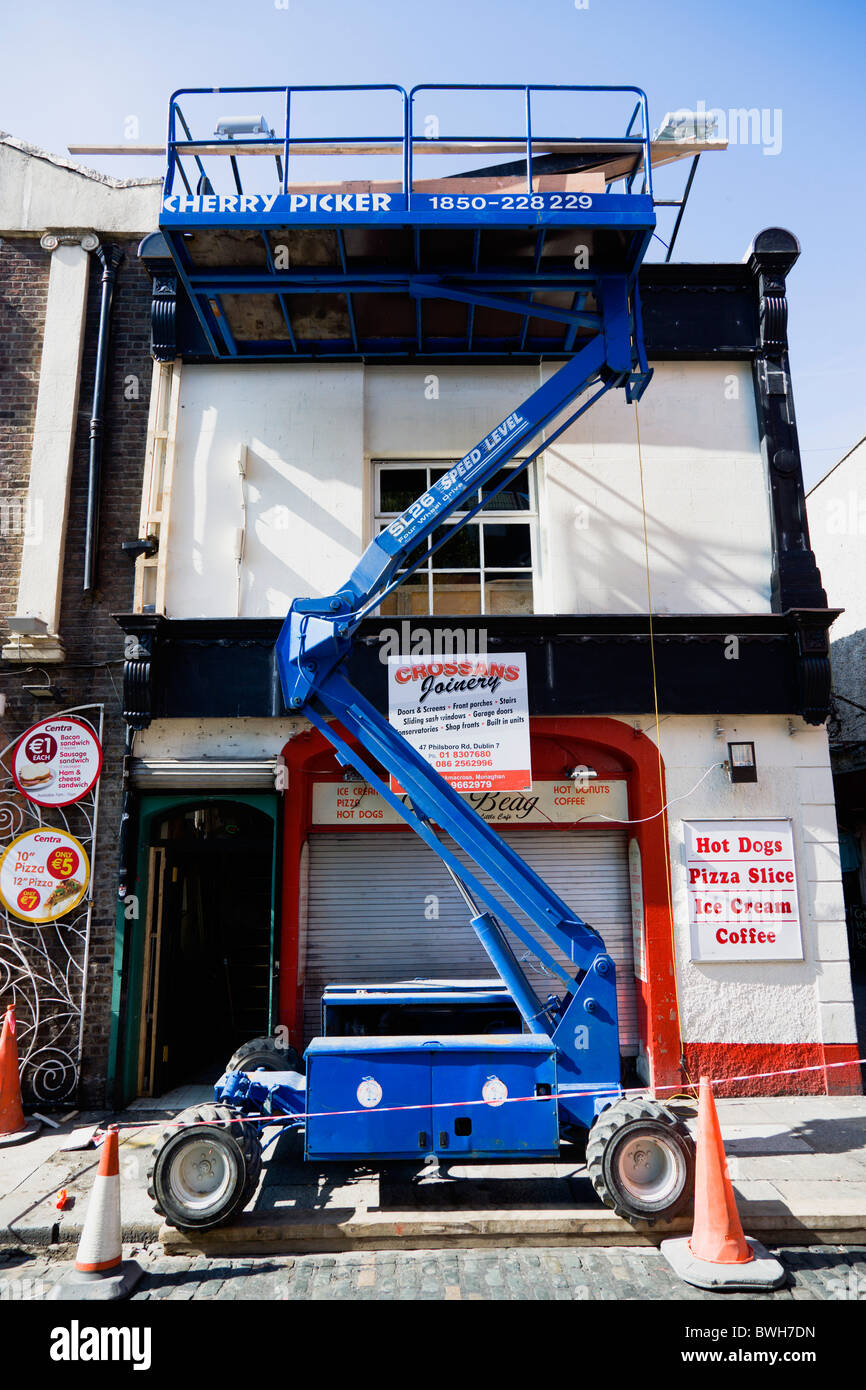 Irland, County Dublin, Dublin City, erhaben hydraulische Hubarbeitsbühnen-Plattform von Dekorateuren neben einem Gebäude in Temple Bar. Stockfoto