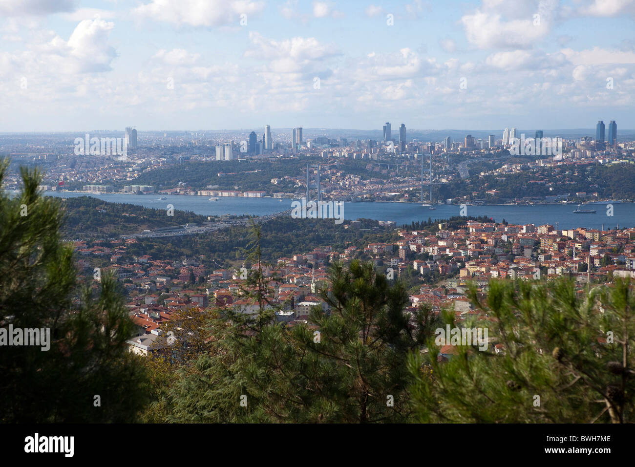 Istanbul-allgemeine Ansicht der modernen Stadt, Europa Seitenansicht aus Asien mit Brücke über den Bosporus. 101309 Turkey Stockfoto