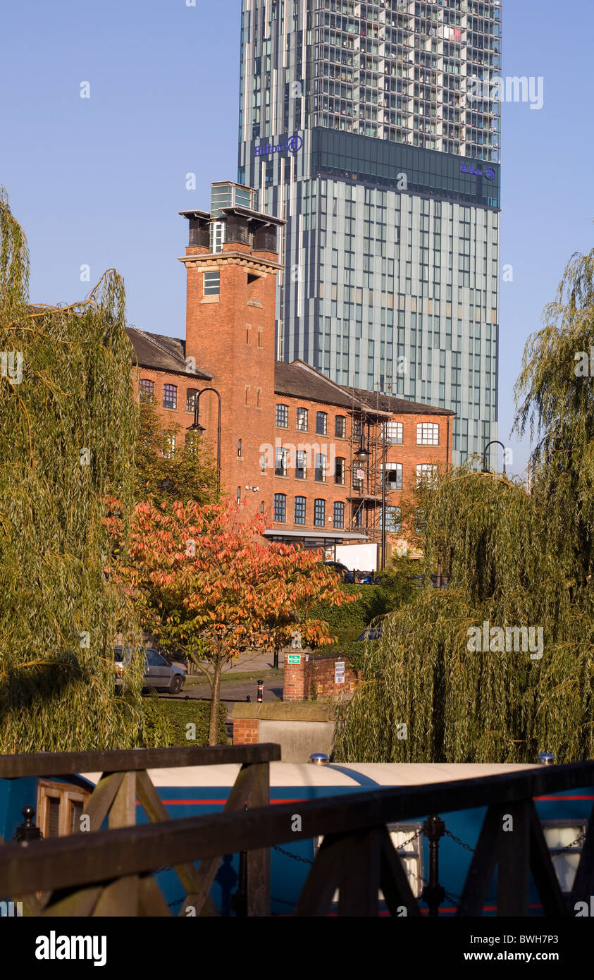 Castlefield Kanal-Becken mit der Beetham Tower im Hintergrund Manchester England Stockfoto