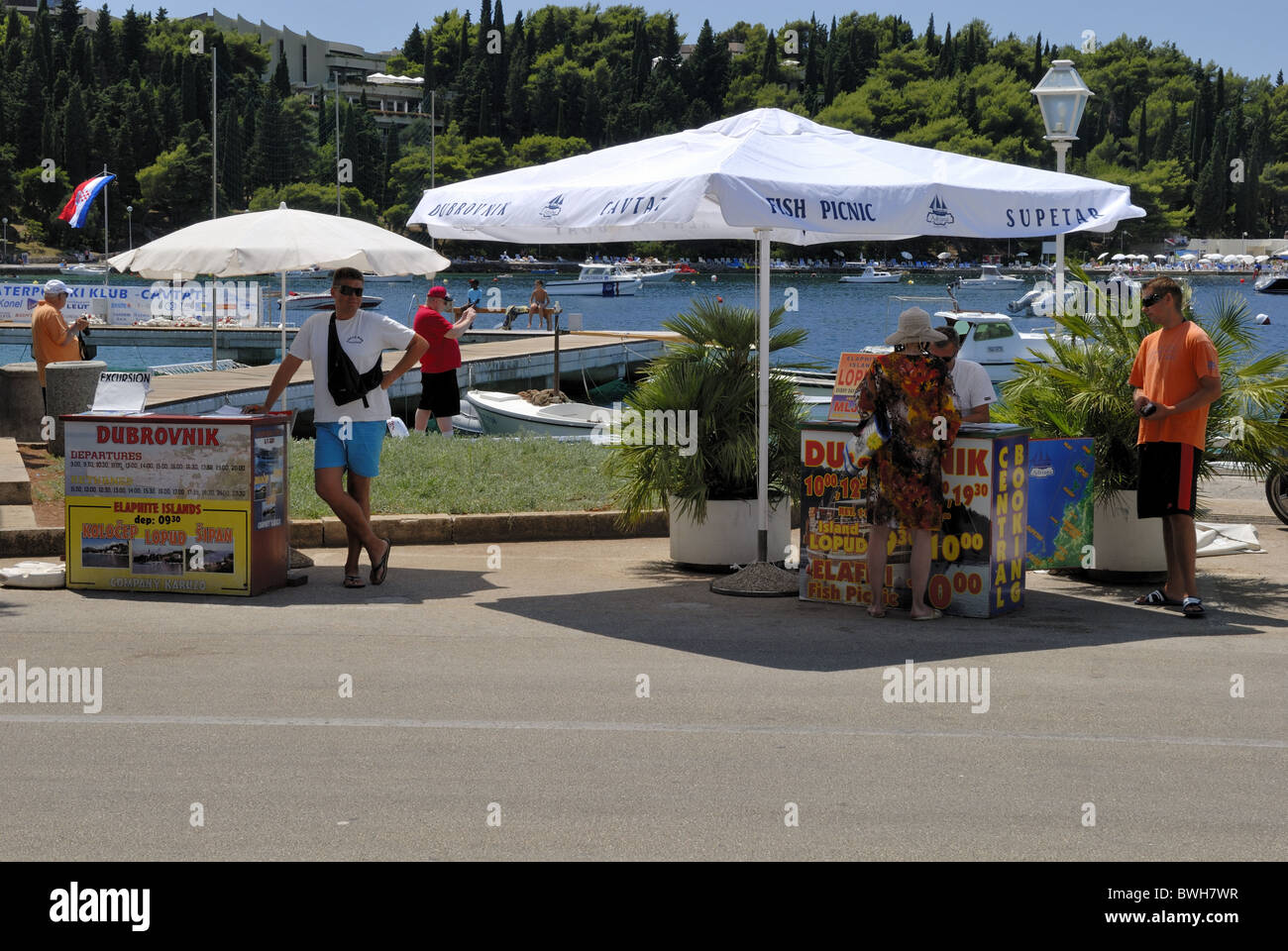 Die Reisebüros verkaufen Schiffskarten nach Dubrovnik, Ausflug nach Elafiti Insel und "eines Tages drei Insel & Fisch Picknick Touren"... Stockfoto