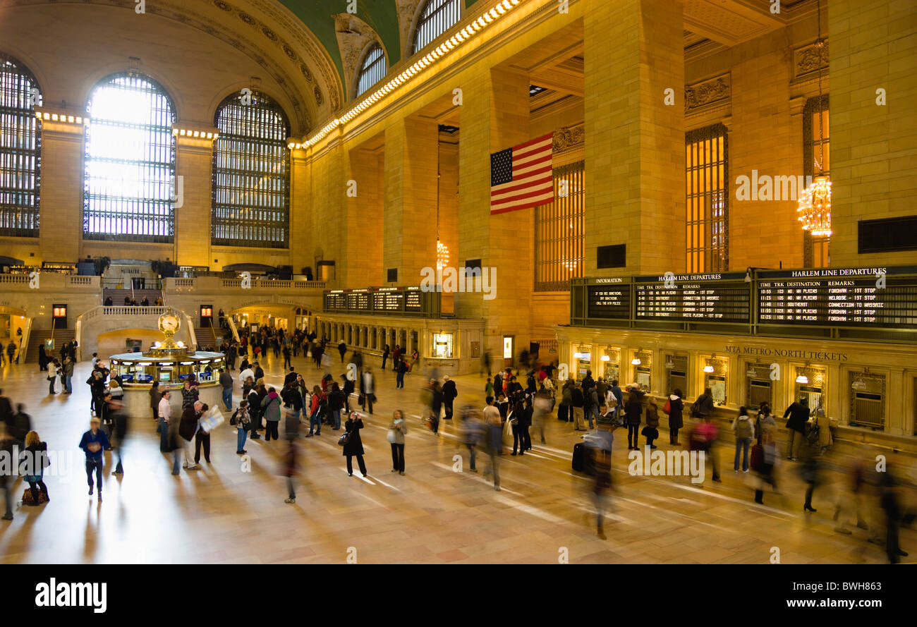 USA New York Manhattan NYC Grand Central Terminal Bahnhof mit Menschen zu Fuß im Haupt-Bahnhofshalle und Kauf von tickets Stockfoto