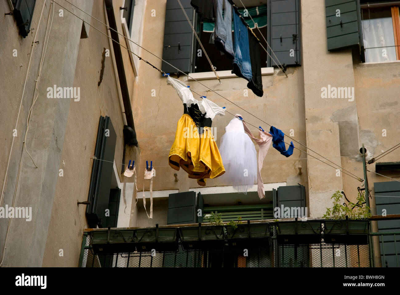 Theater Kostüme trocknen draußen an einem Seil, Venedig, Italien Stockfoto