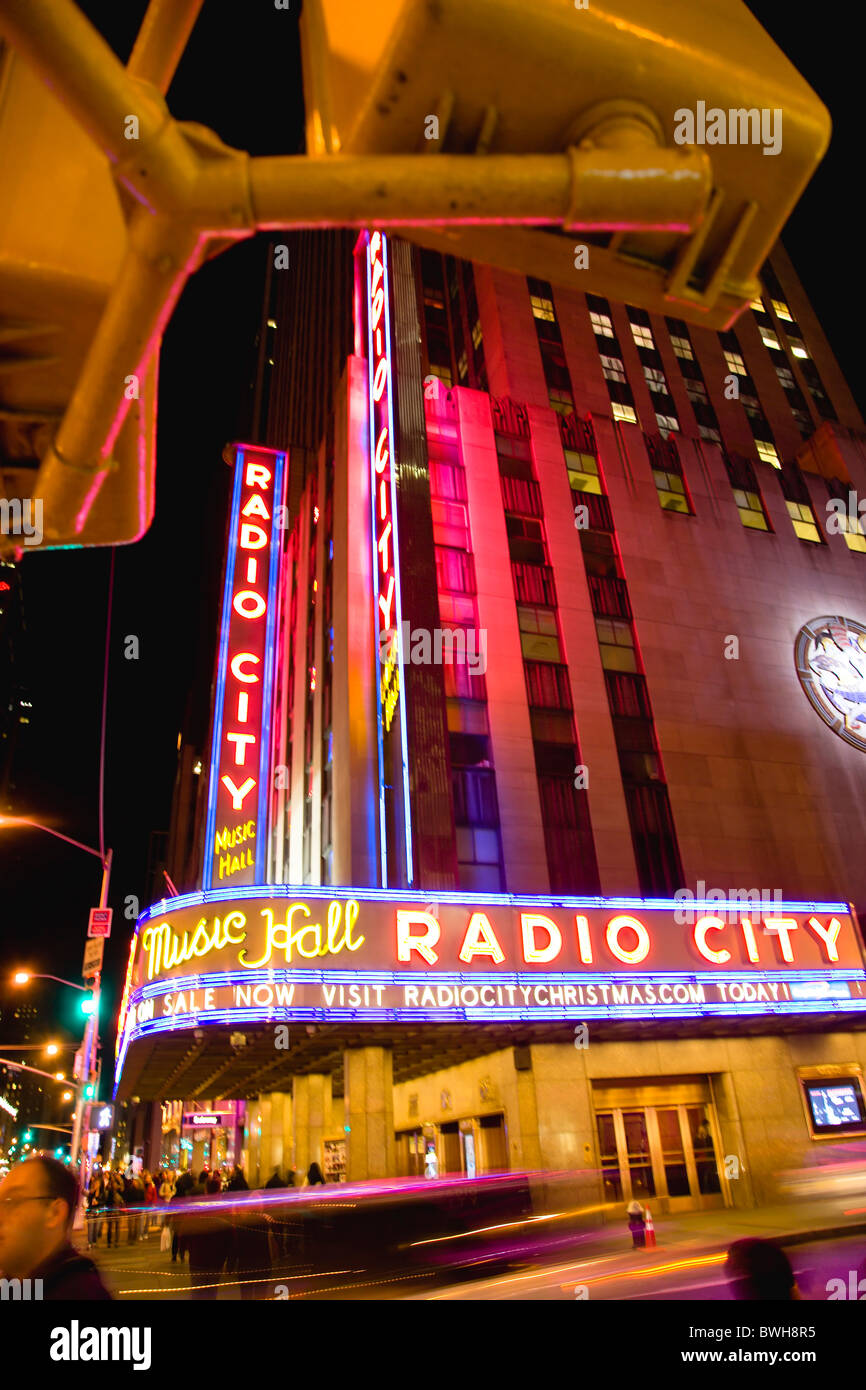 USA, New York, NYC, Manhattan, The Art Deco Radio City Music Hall auf der 6th Avenue und 50th Street, nachts beleuchtet. Stockfoto