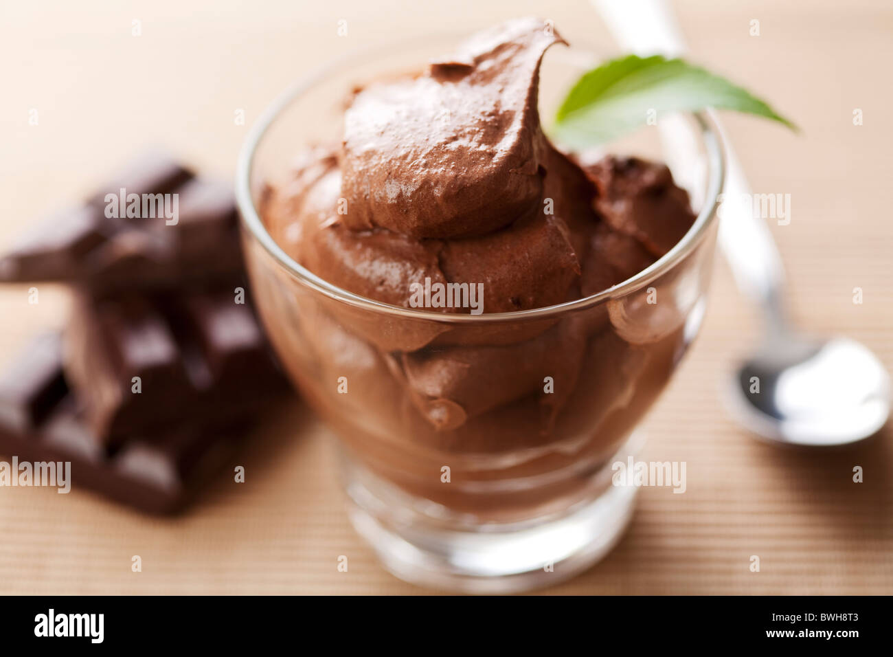 Nahaufnahme von frischen Mousse au Chocolat Stockfoto