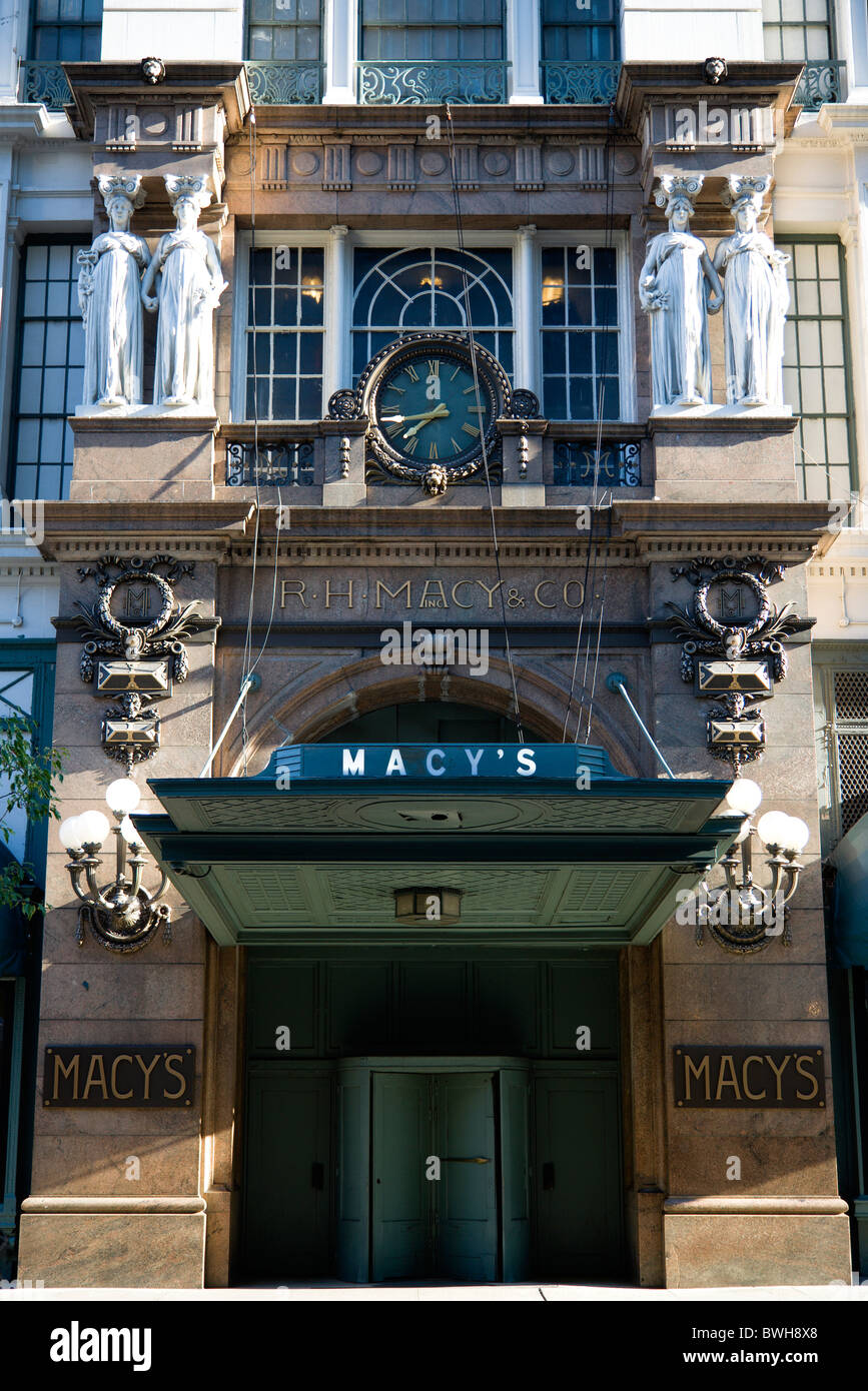 USA New York Manhattan Karyatiden Bewachung original 34th Street Eingang zum Kaufhaus Macy's. Stockfoto