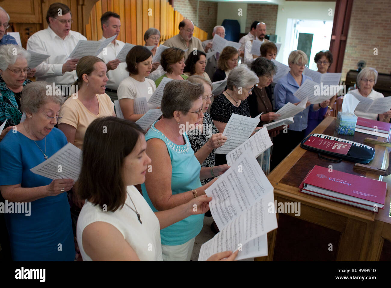 Männlichen und weiblichen Chormitglieder Proben vor Gottesdienst am St.-Martins Kirche in Austin, Texas, USA Stockfoto