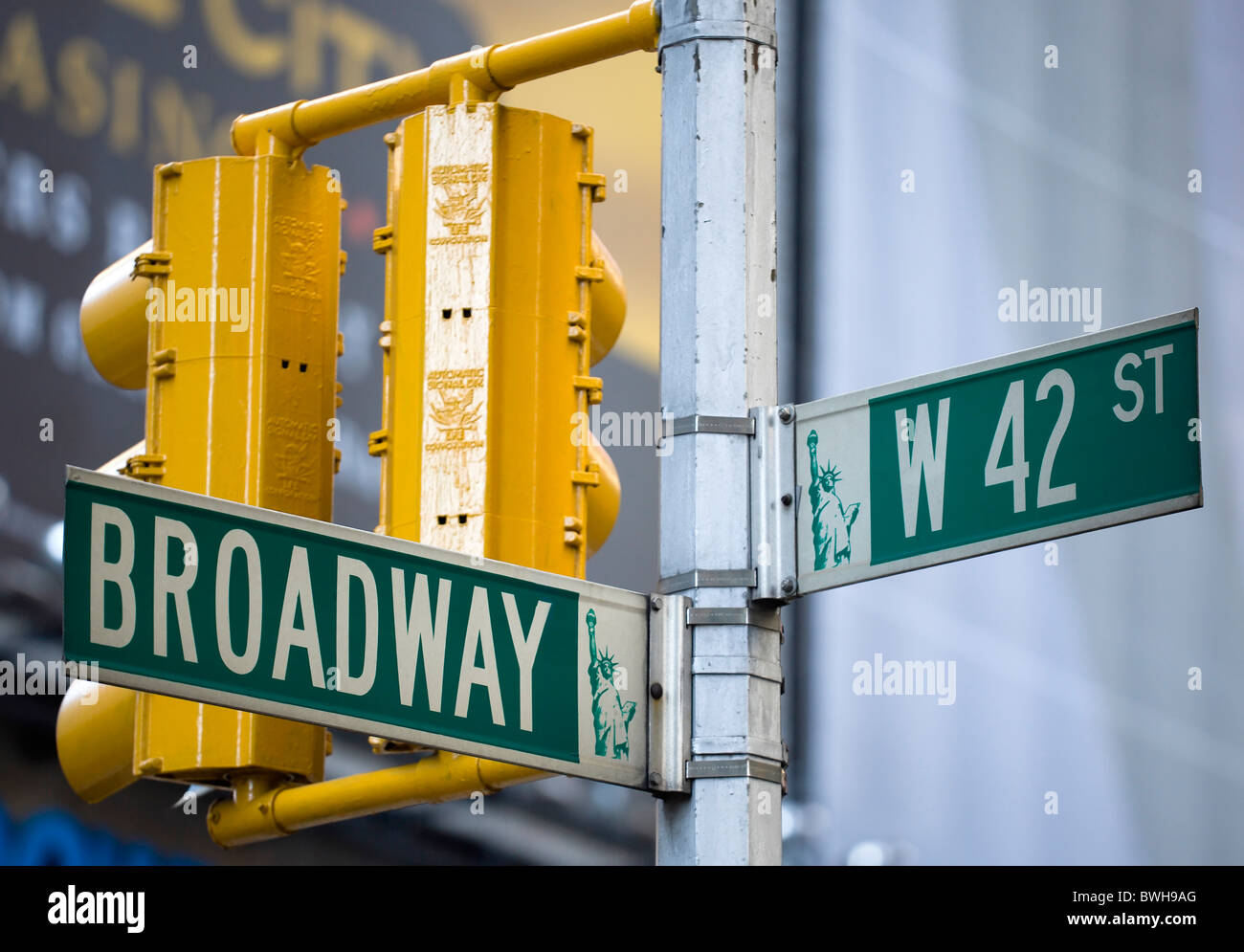 USA, New York, New York City, Manhattan, Wegweiser für Broadway an der West 42nd Street im Theaterviertel mit Ampeln. Stockfoto