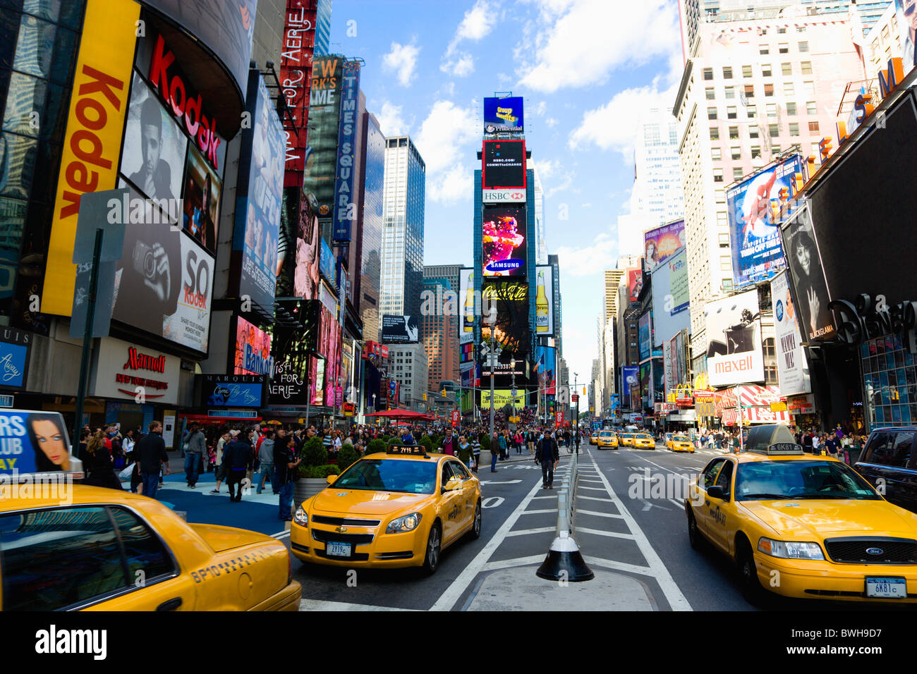 USA, New York, Manhattan, Menschen zu Fuß auf dem Times Square an der Kreuzung der 7th Avenue und Broadway besetzt mit gelben Taxis Stockfoto