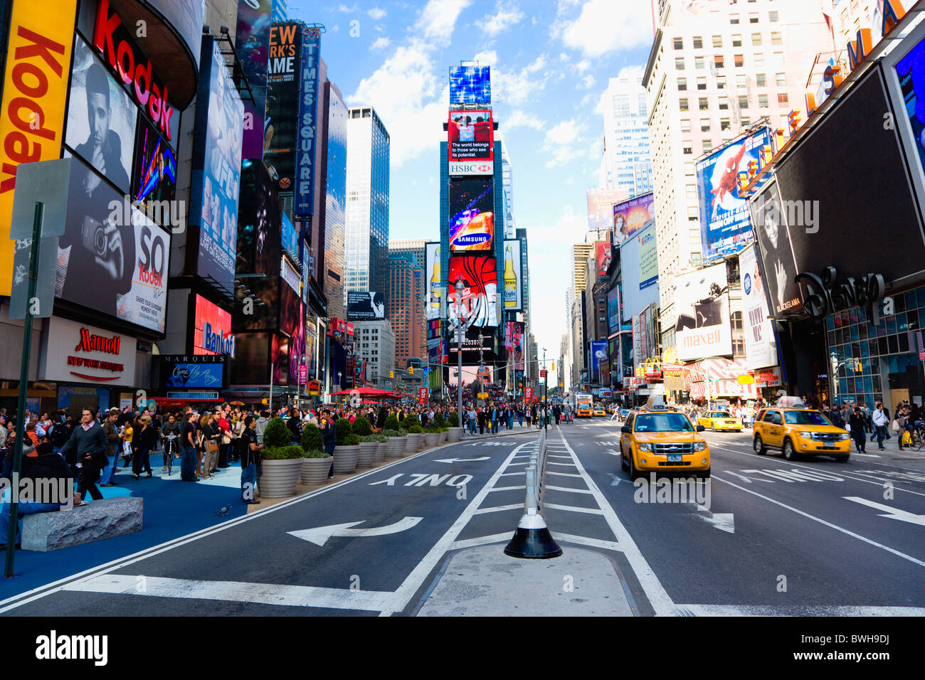 USA, New York, Manhattan, Menschen zu Fuß auf dem Times Square an der Kreuzung der 7th Avenue und Broadway besetzt mit gelben Taxis Stockfoto