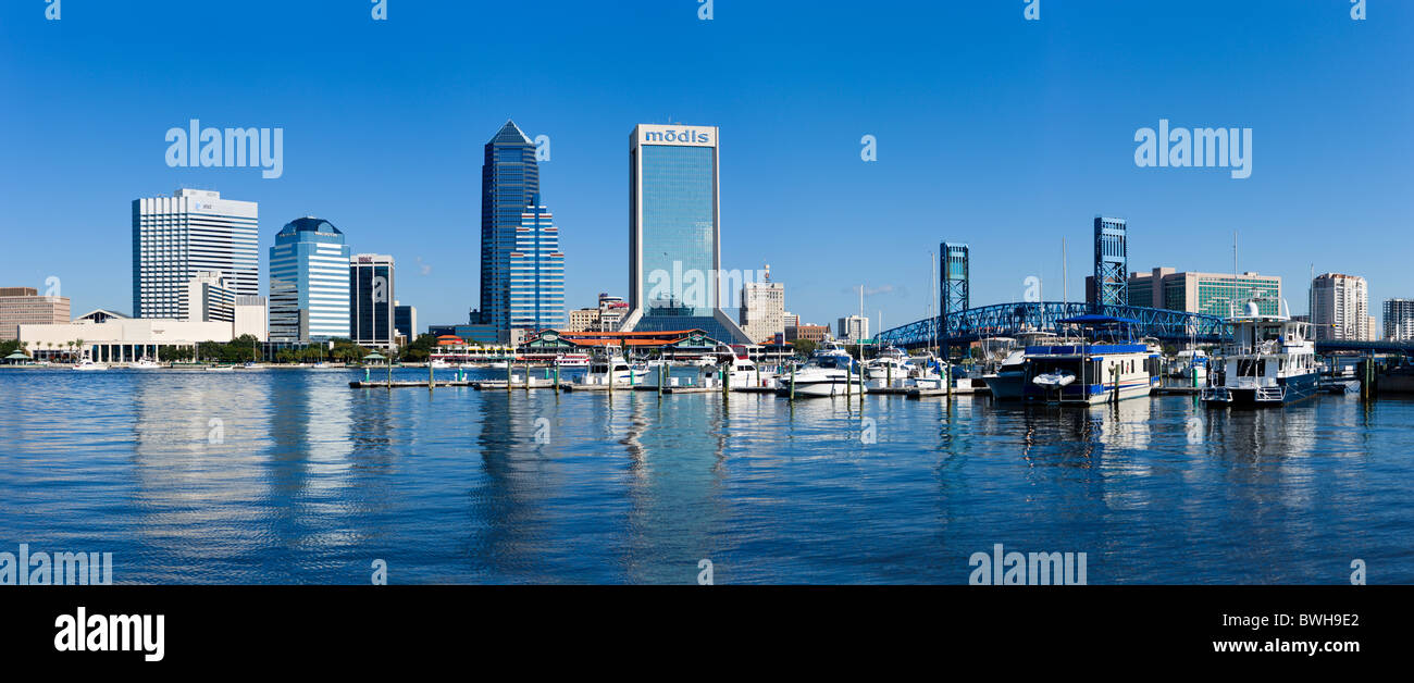 Panoramablick auf die Skyline der Innenstadt aus über die St. Johns River, Jacksonville, Florida, USA Stockfoto