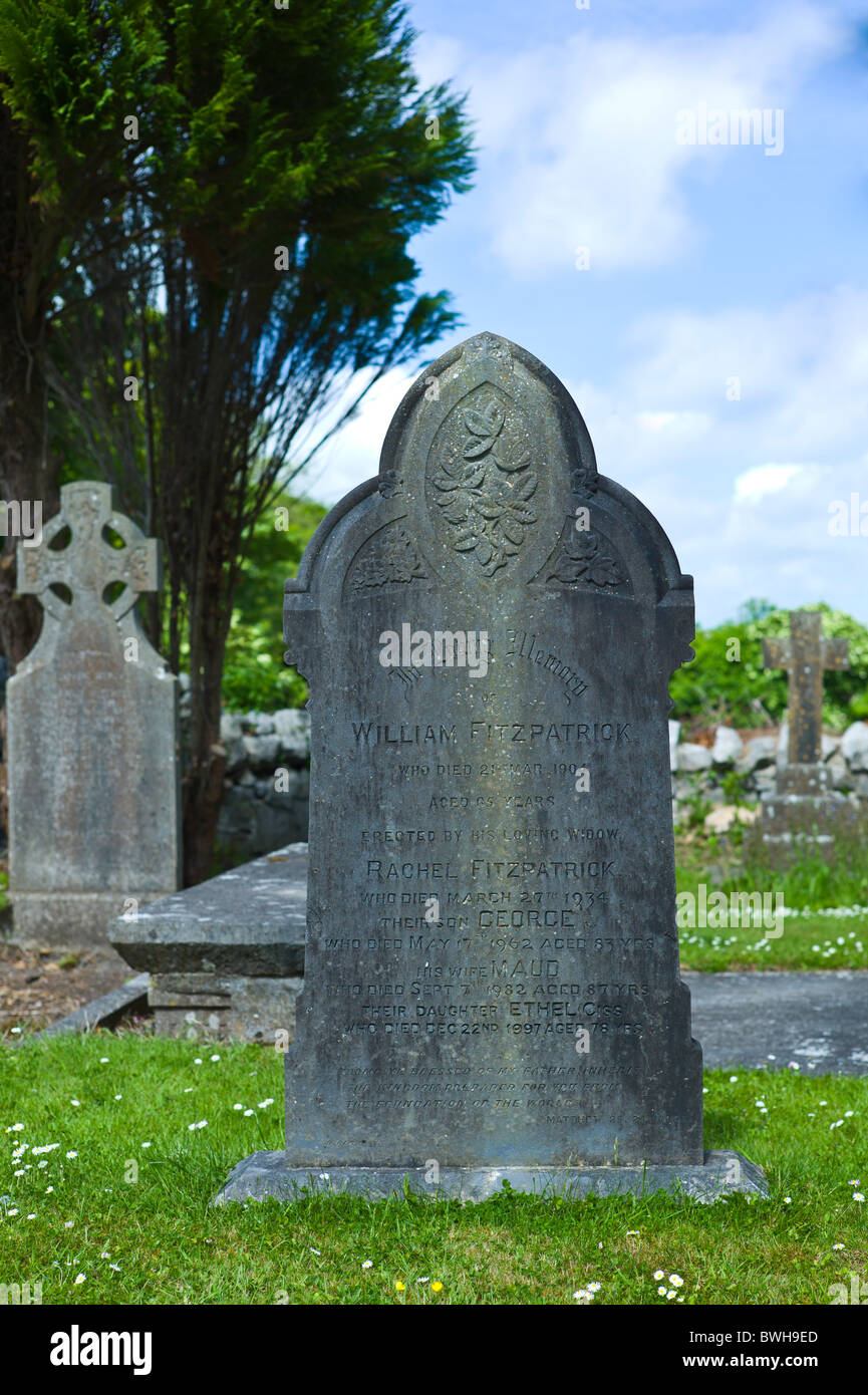 Grabstein von William Fitzpatrick und seiner Familie im Kirchhof bei Corofin, County Clare, Irland Stockfoto