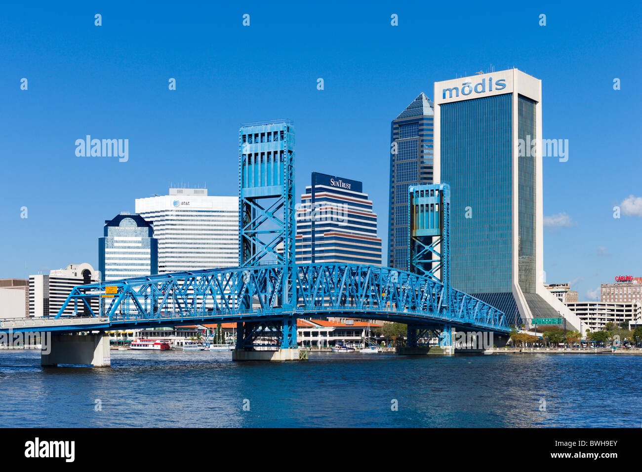 Blick auf die Innenstadt von Skyline und Main Street Brücke (John T Alsop Jr) aus der St. Johns River, Jacksonville, Florida, USA Stockfoto