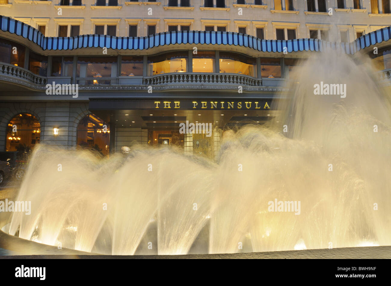 Die berühmten Peninsula Hotel in Hong Kong bei Nacht Stockfoto