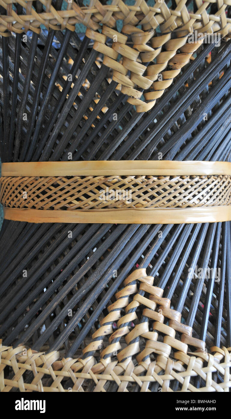 Dekorative Handwerk arbeiten Detail von einem Hocker aus Bambus und Zuckerrohr und genäht zusammen mit Rafia. Stockfoto