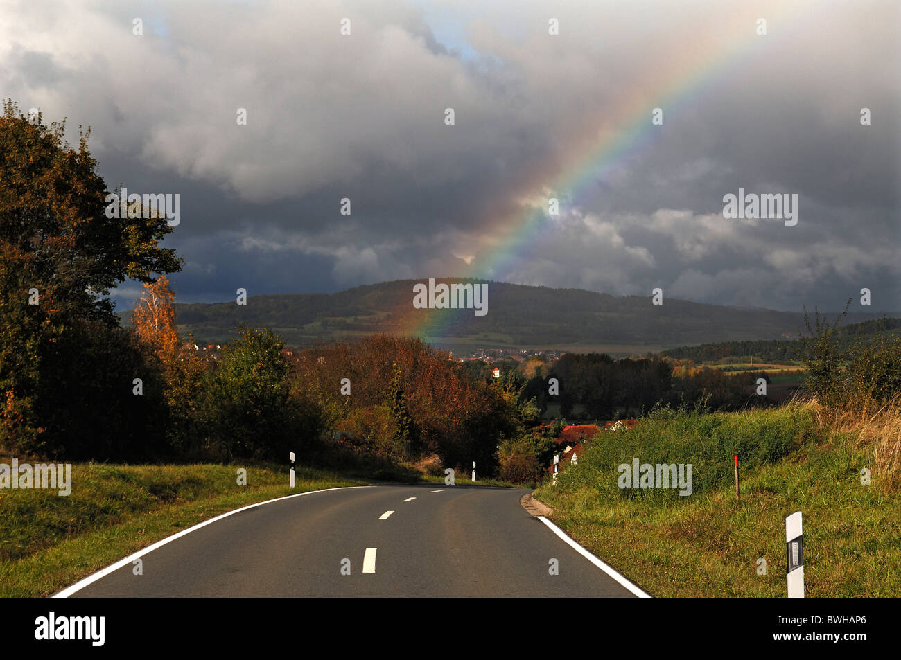 Regenbogen mit einem Land Straße, Eckental, Middle Franconia, Bayern, Deutschland, Europa Stockfoto