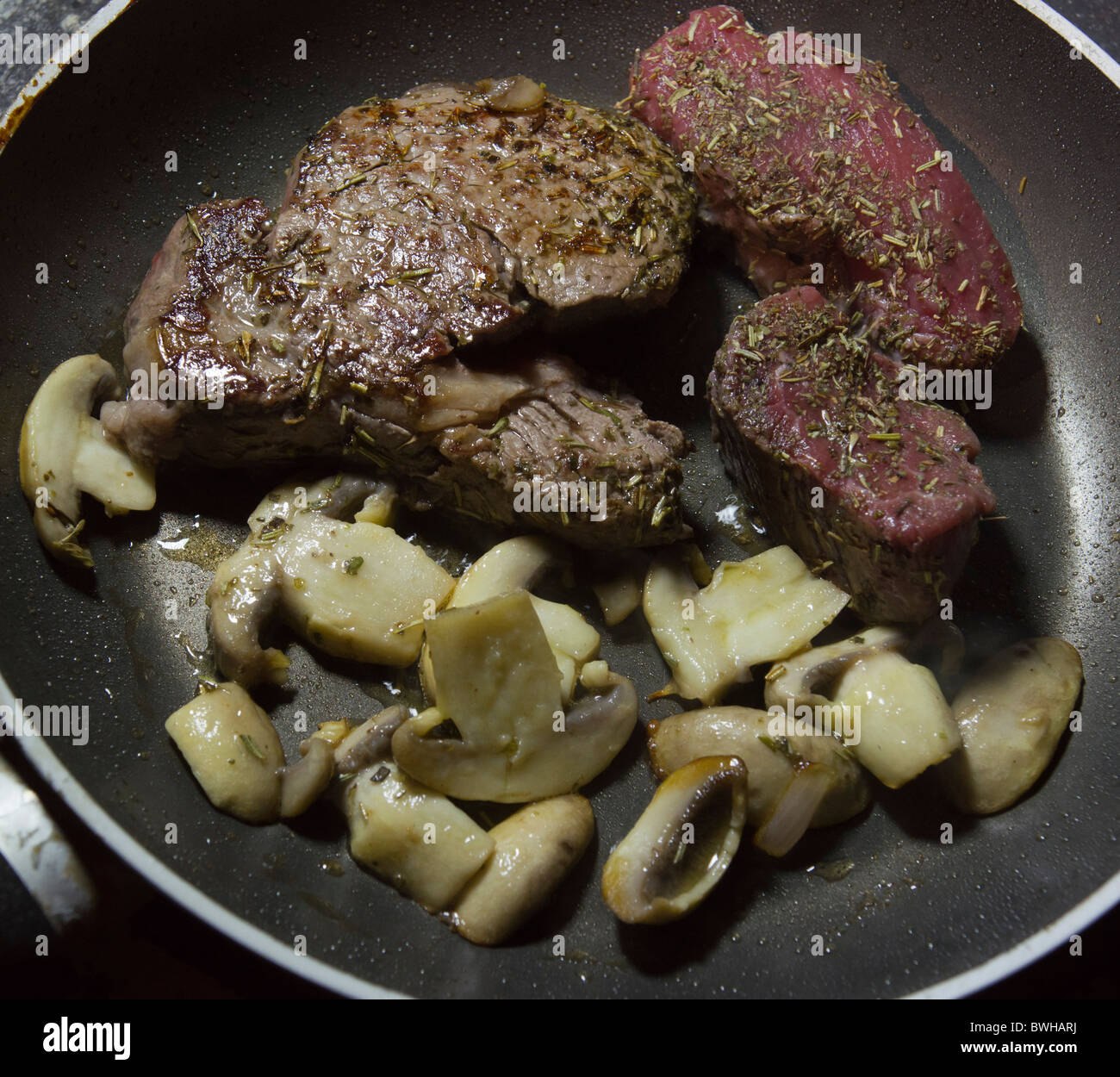 Kochen Mittel- und seltene Filetsteak - 3 min. pro Seite für mittlere, 1 minute jeweils für seltene, zusammen gekocht. Stockfoto