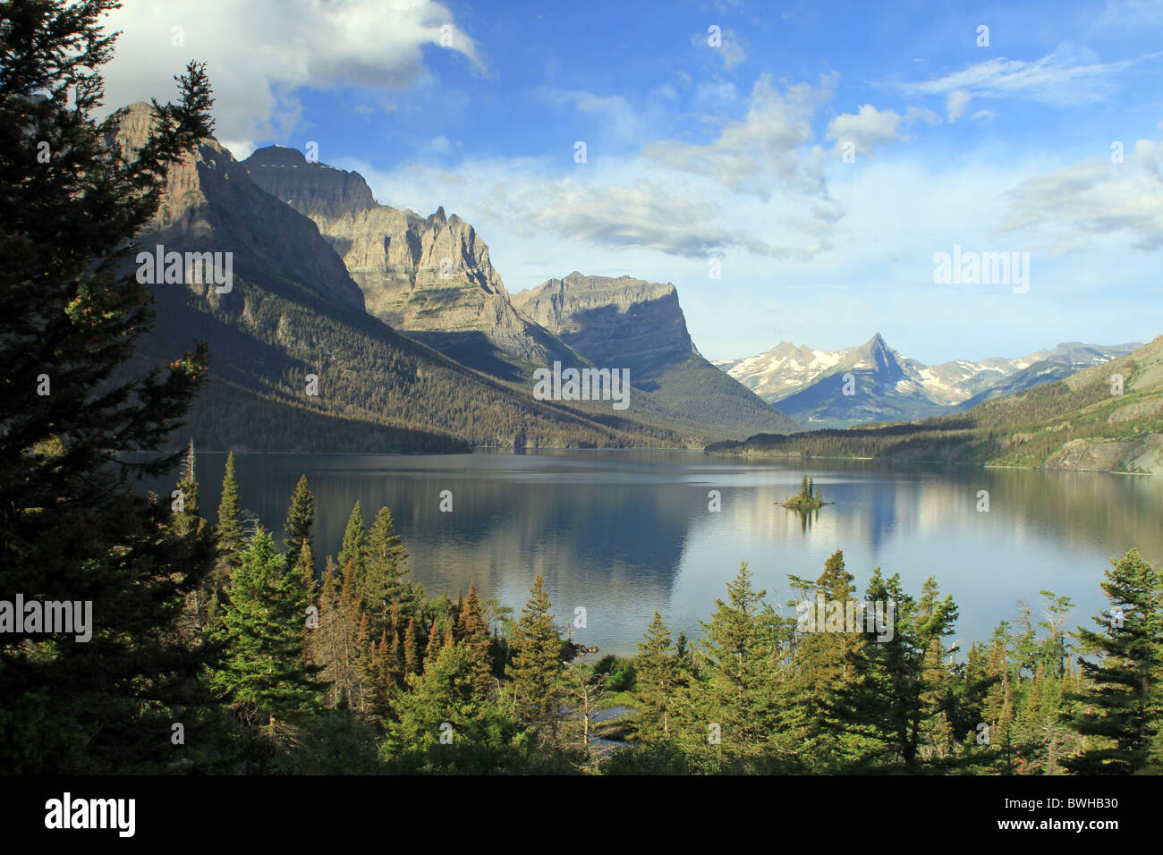Friedliche Landschaft der Wildgans Insel im Glacier National Park, Montana. Stockfoto