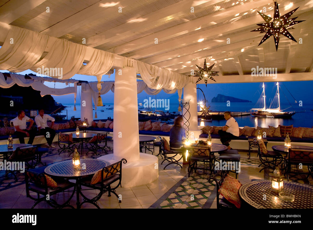"Lisca Blanca" chill-out-Club, Terrasse am Hafen von Panarea Insel, Äolischen Inseln, Sizilien, Italien, Europa Stockfoto