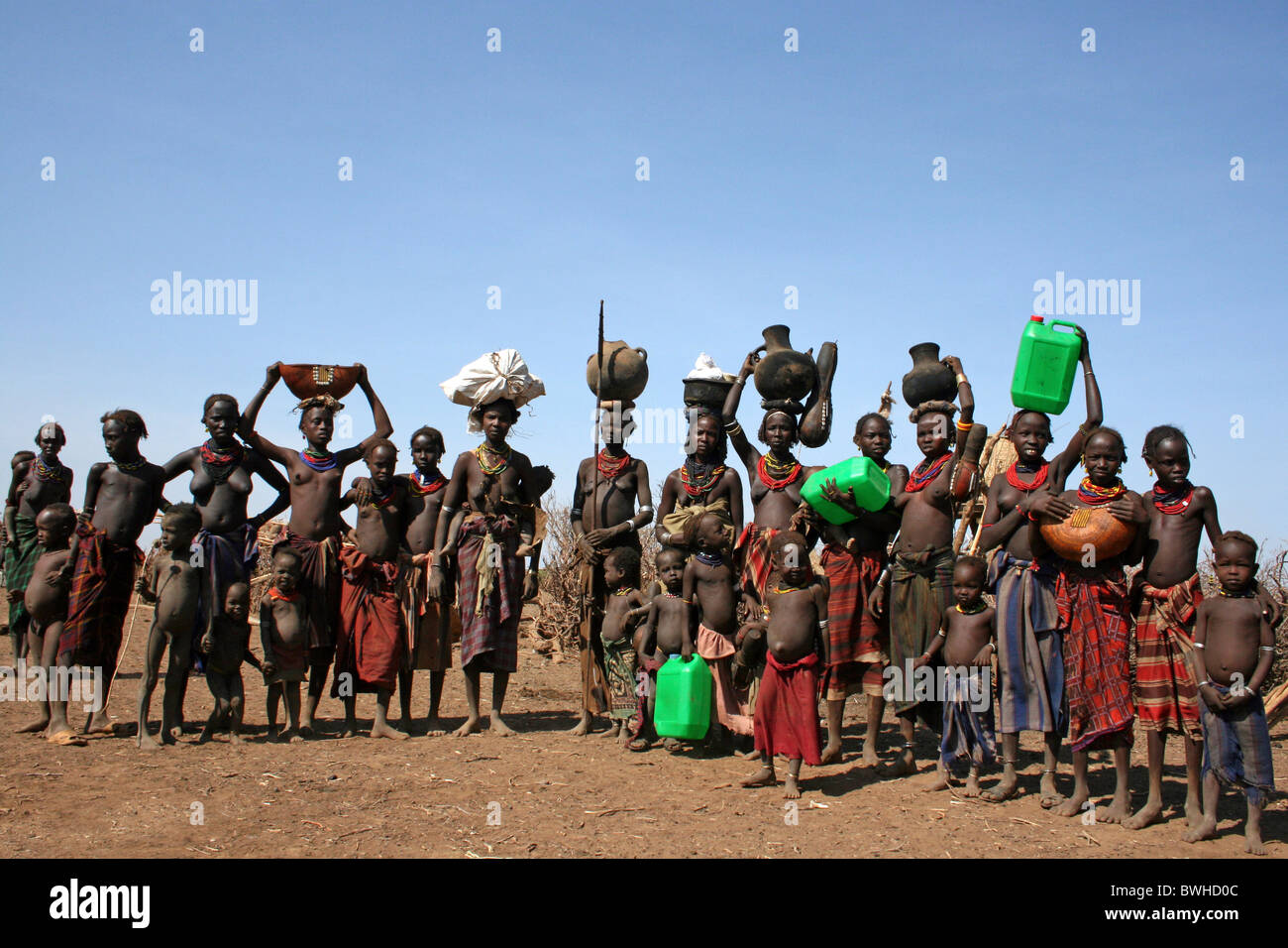 Dassanech Stammesfrauen und Kinder, Omorate, Omo-Tal, Äthiopien Stockfoto