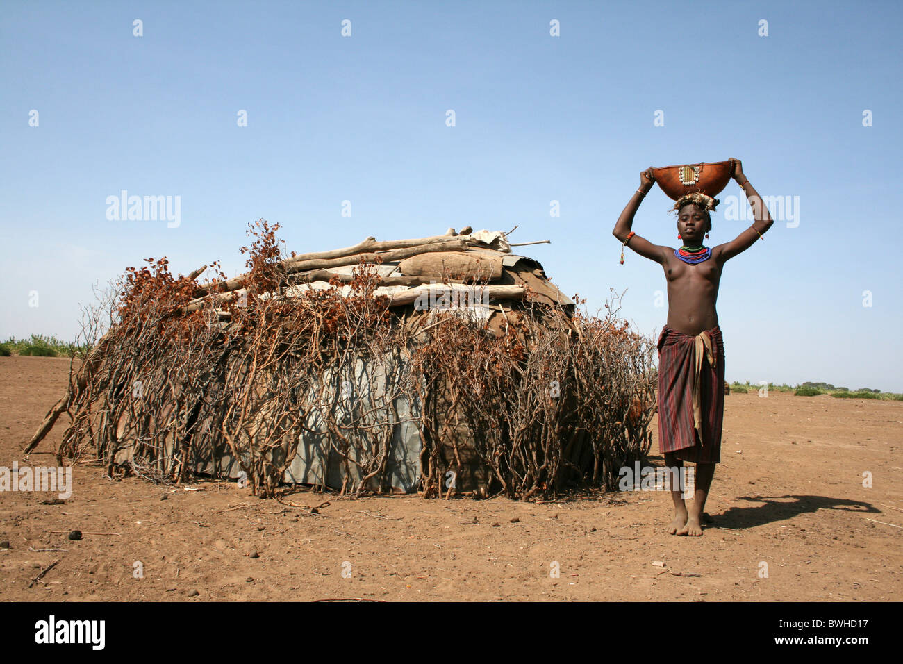 Dassanech Tribeswoman vor ihrer Hütte, Omorate, Omo-Tal, Äthiopien Stockfoto