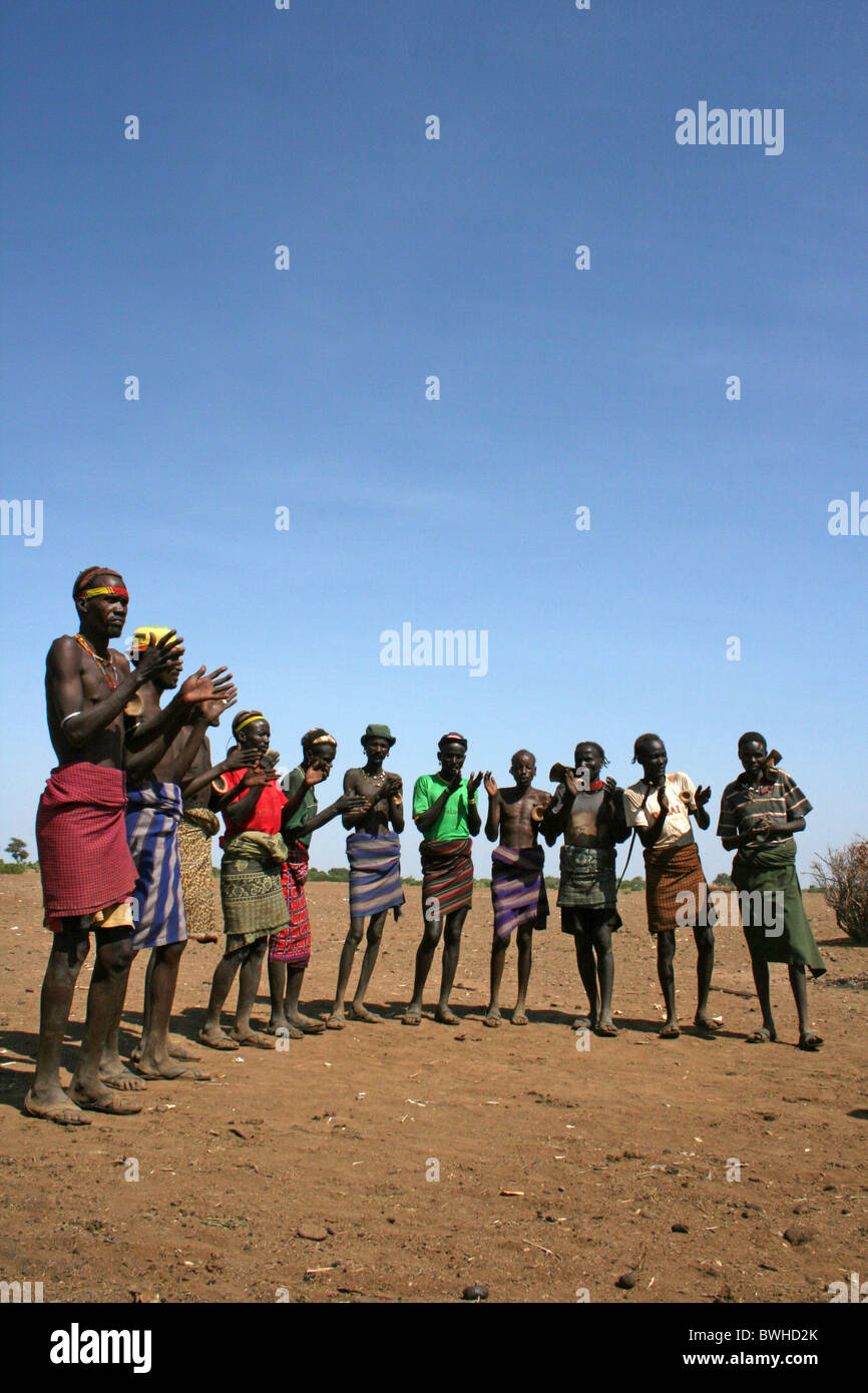 Dassanech Stammesangehörigen Durchführung traditioneller Tanz, Omorate, Omo-Tal, Äthiopien Stockfoto
