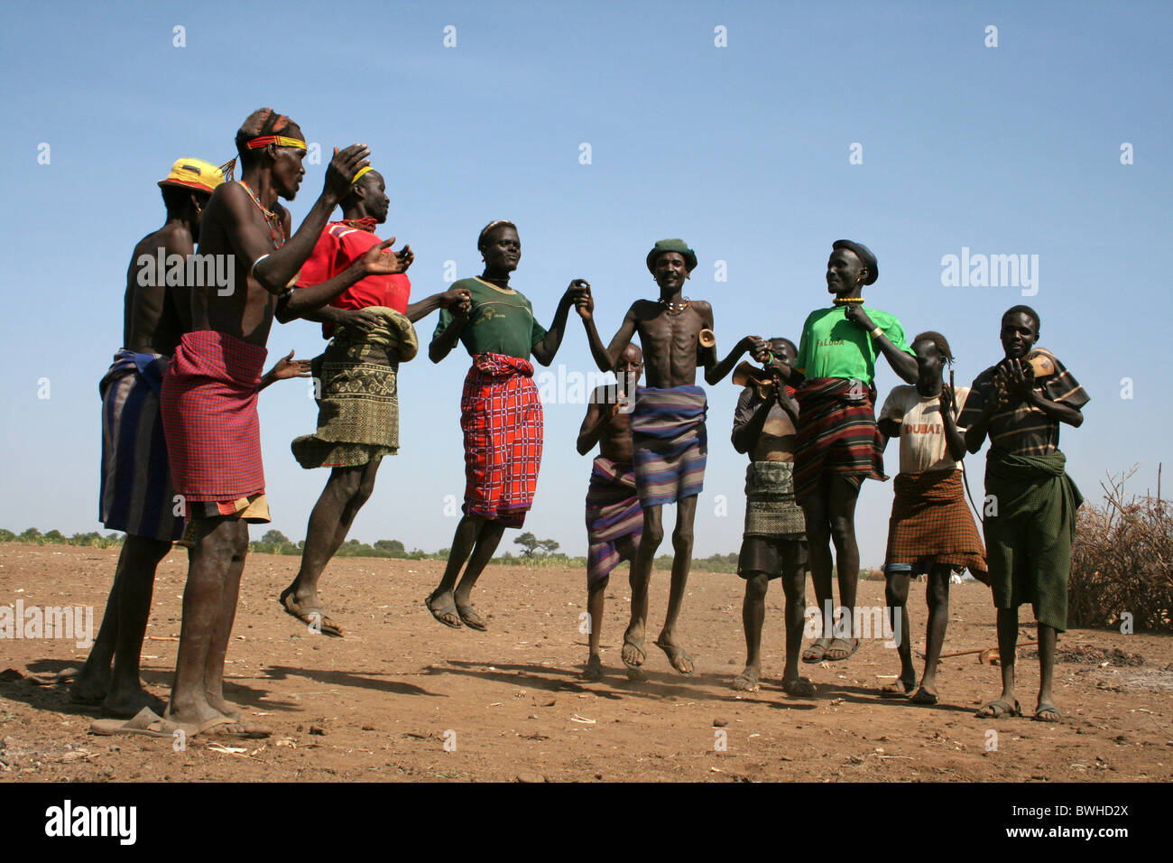 Dassanech Stammesangehörigen Durchführung traditioneller Tanz, Omorate, Omo-Tal, Äthiopien Stockfoto