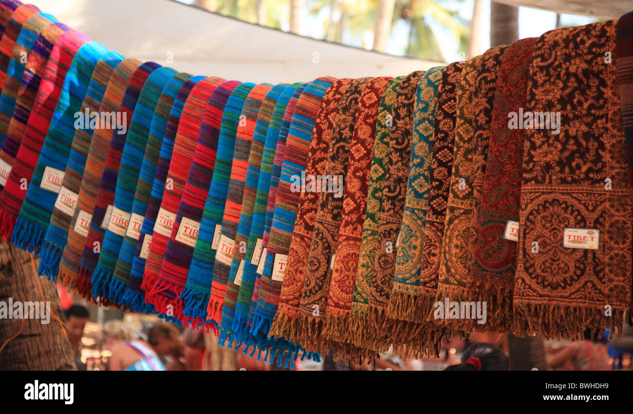 Wolldecken, die aufgehängt in einem Goan Markt Stockfoto