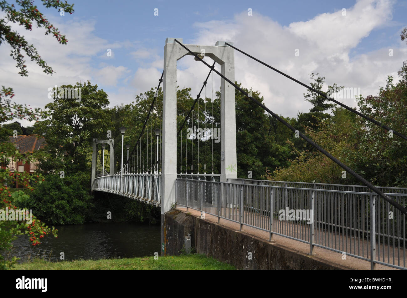 Eine Hängebrücke, die den Fluß Exe, beim Karottenhosenträger Wehr, Exeter Radweg, Übernahme Stockfoto