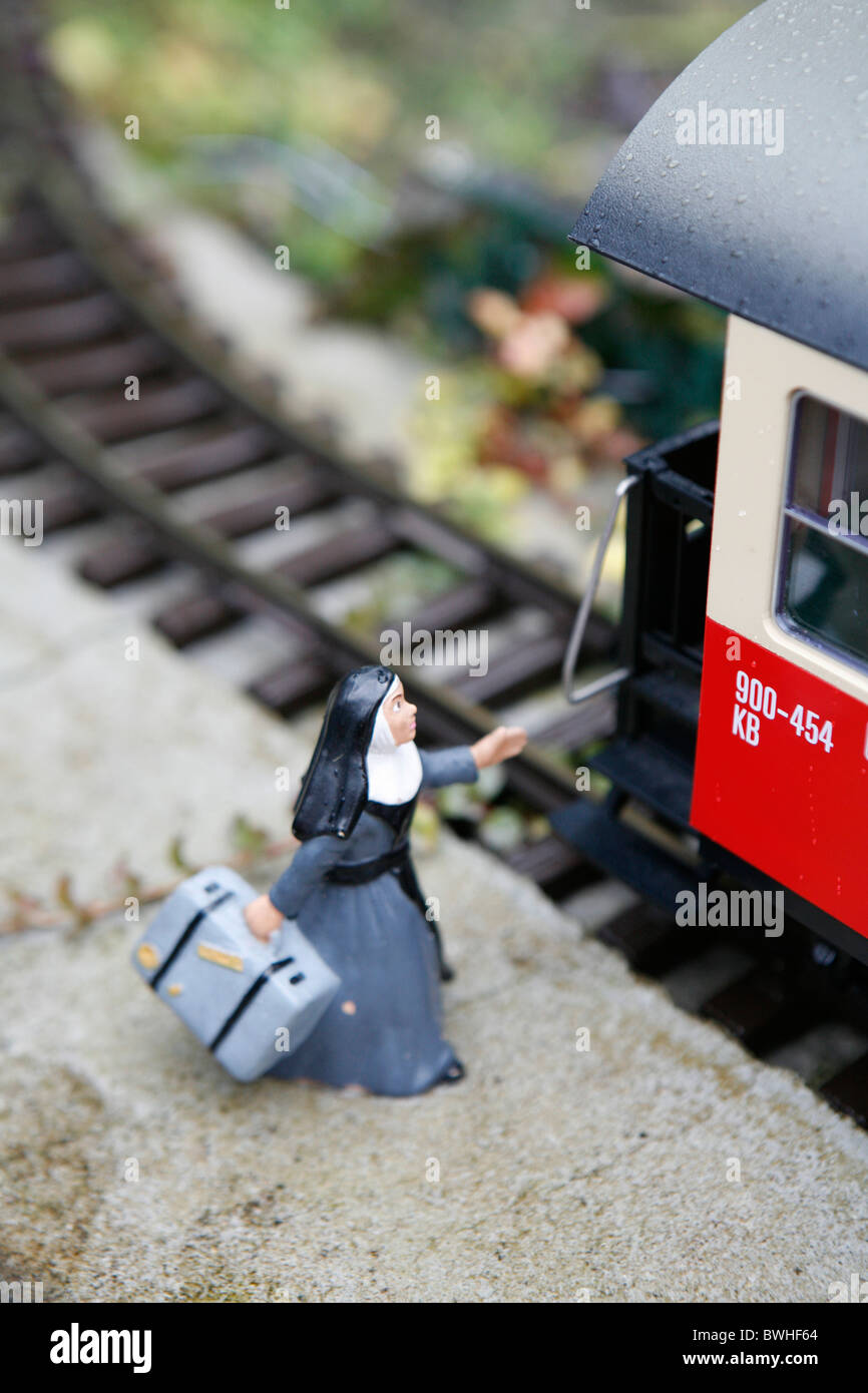 Nonne in Eile mit Koffer, den Zug reisen. Stockfoto