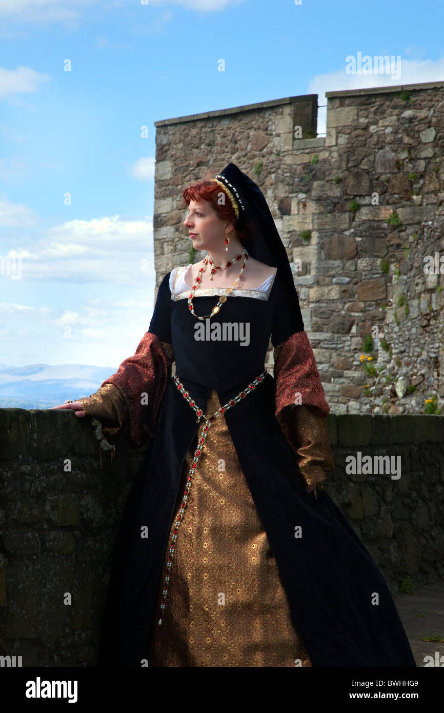 Mary of Guise, historische Figur in historischen Kostümen im Stirling Castle, Re-enactment Event; elisabethanische kostümierte Damen, französische Adlige Schottland, Großbritannien Stockfoto