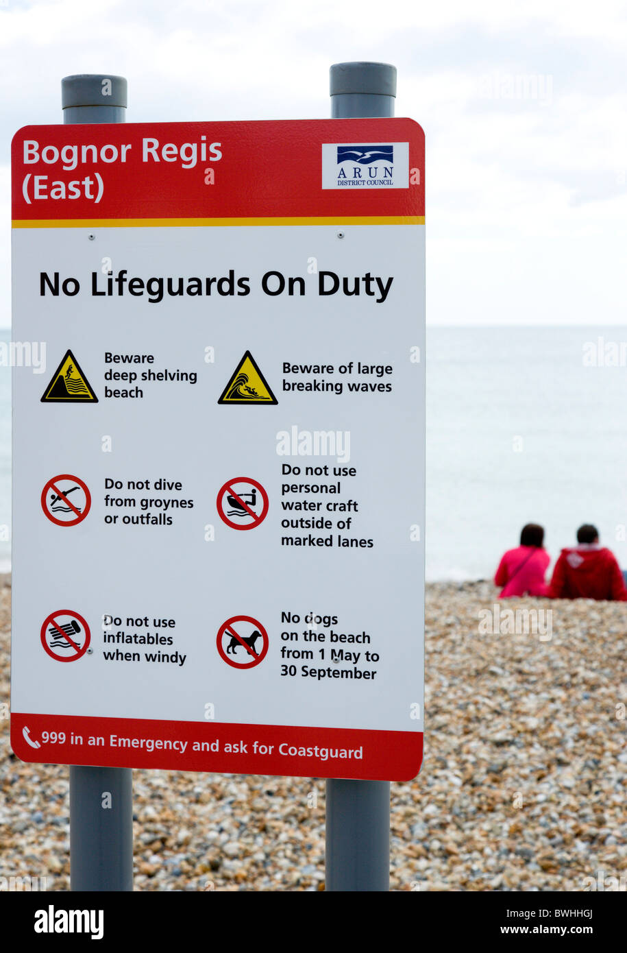 England, West Sussex, Bognor Regis, Schild am Strand warnt, dass keine Rettungsschwimmer sind On Duty Unterweisung auf Sicherheit am Strand Stockfoto