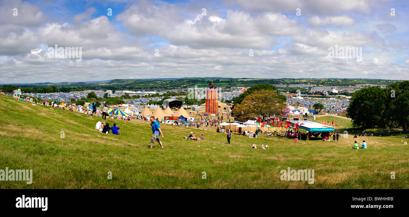 Blick von der Spitze des Hügels am oberen Rand der Park-Bühne beim Glastonbury Festival 2010 Stockfoto
