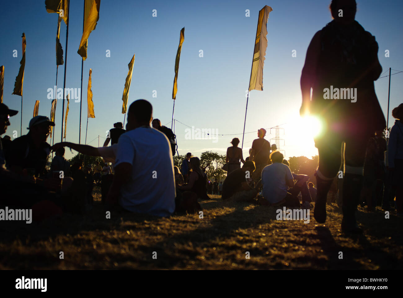 Fahnen und Menschenmassen beim Glastonbury Festival 2010 Stockfoto