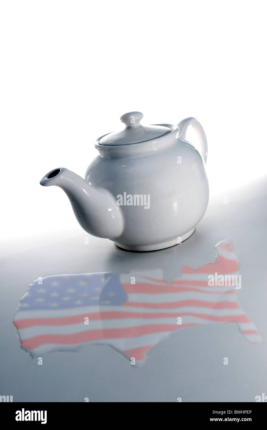 Teekanne mit Usa Flagge Reflexion in verschütten Stockfoto