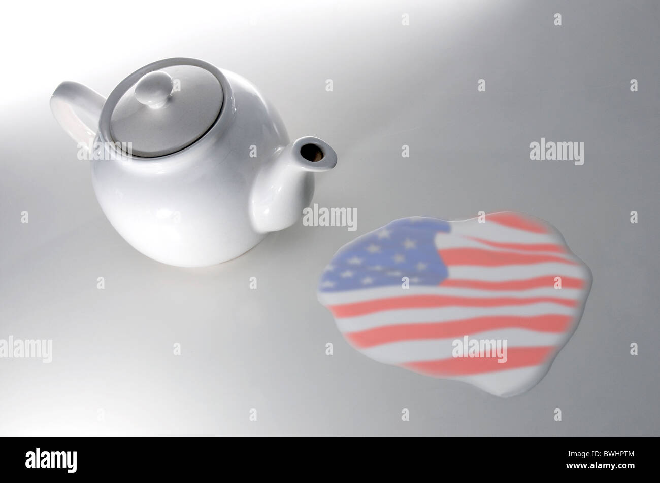 Teekanne mit Usa Flagge Reflexion in verschütten Stockfoto