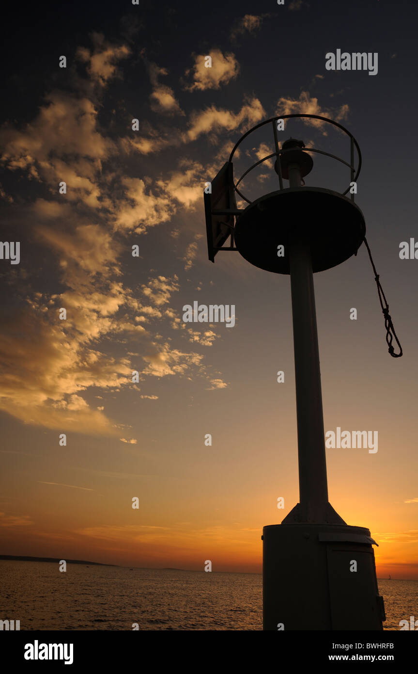 Leuchtturm-Silhouette im Sonnenuntergang, Insel Silba, Kroatien Stockfoto