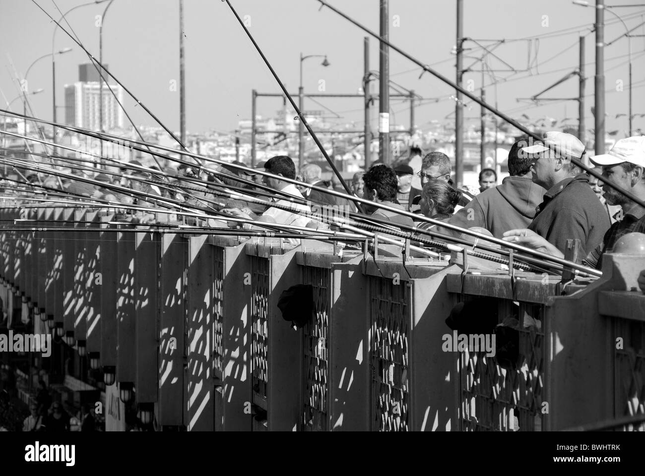 ISTANBUL, TÜRKEI. Männer Angeln in das Goldene Horn von Eminönü Ende der Galata-Brücke. 2010. Stockfoto