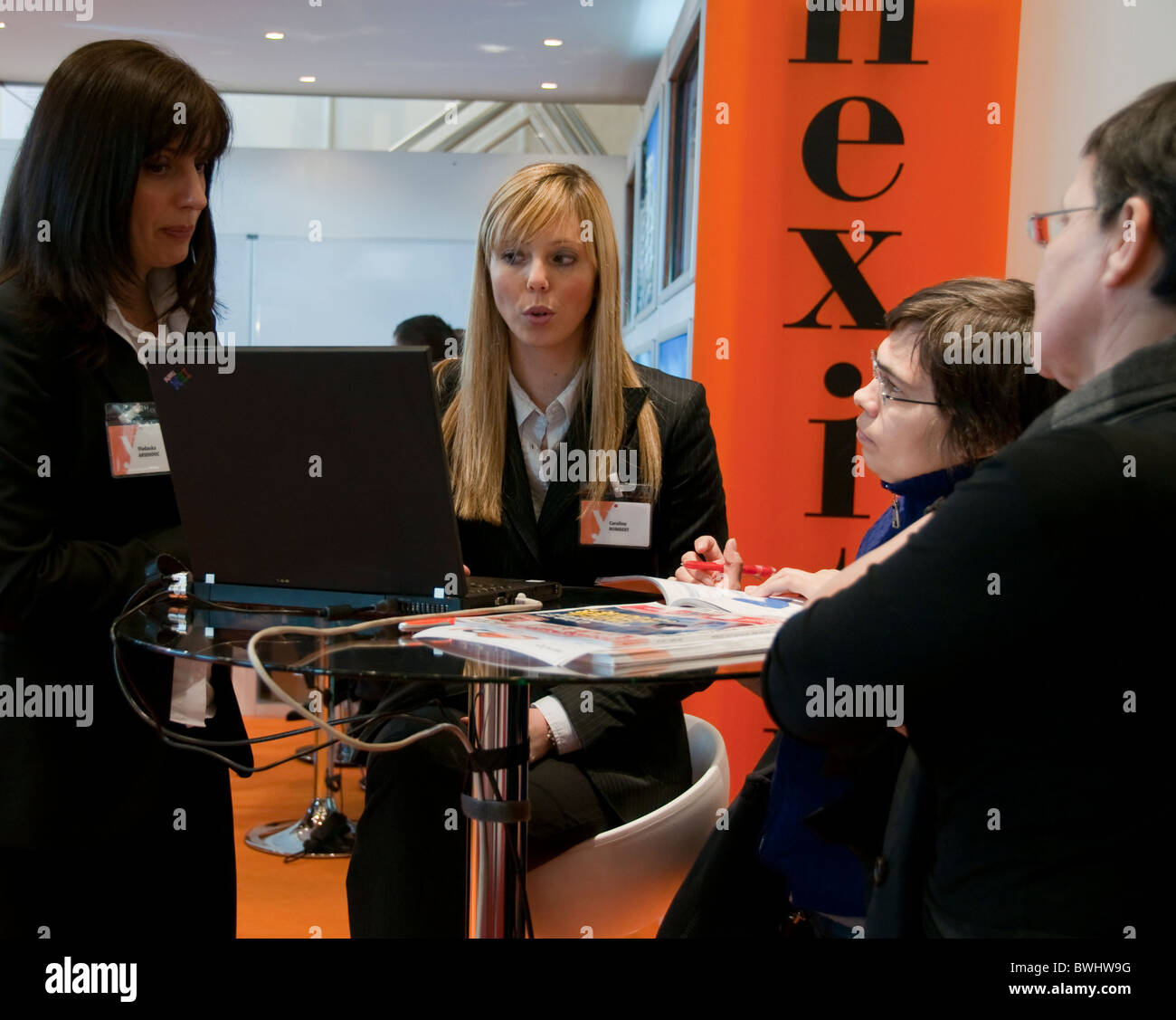 Paris, France - French People, Meeting Clients in Real Estate Trade Show, Bankers, Nexity Corp. Stockfoto