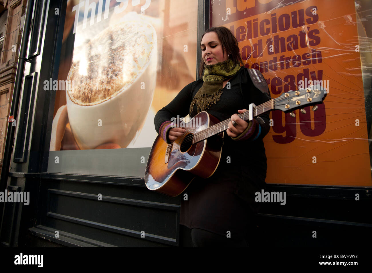 ESTHER KANE als Straßenmusikant auf der Straße, Aberystwyth Wales UK Stockfoto