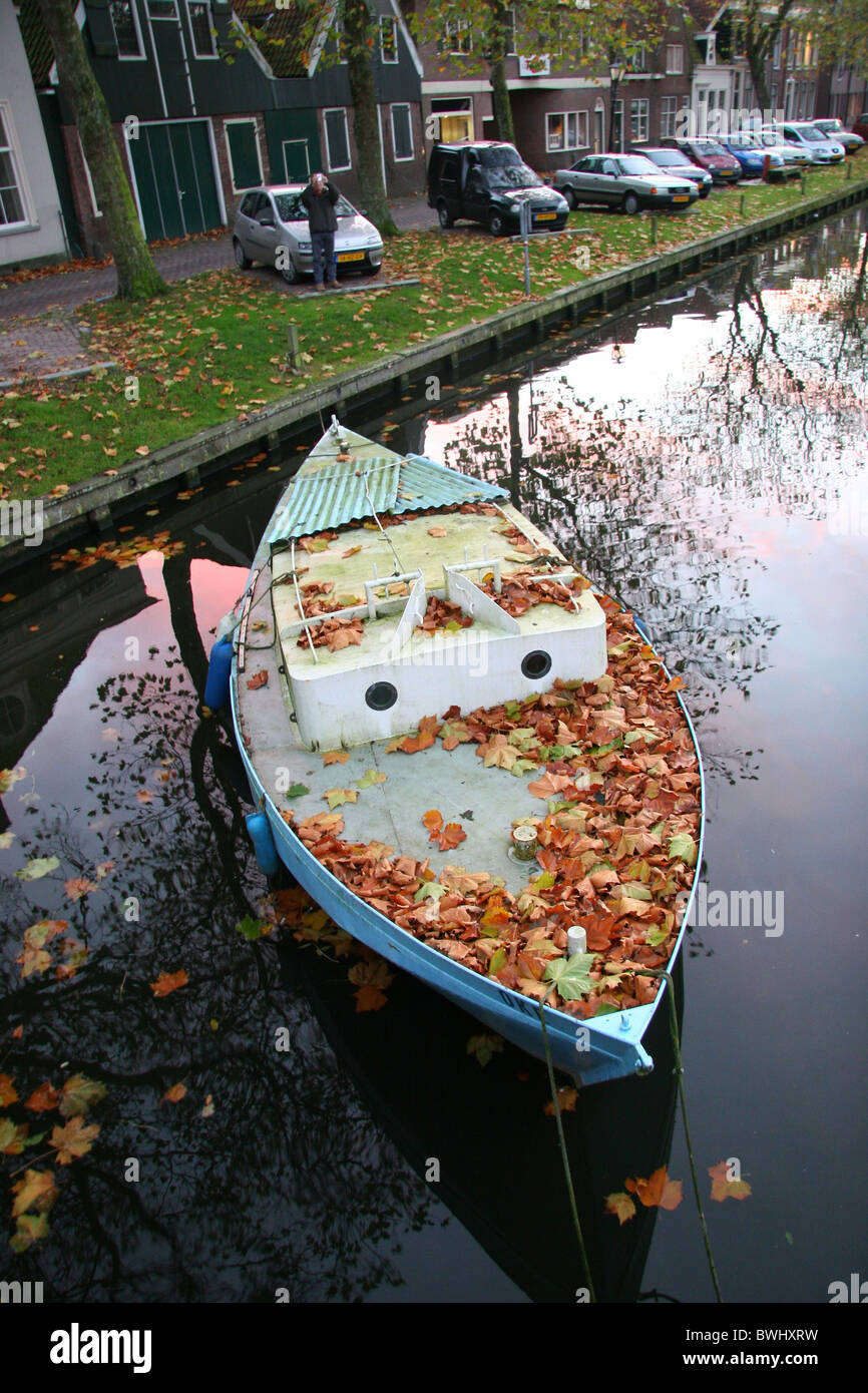 Holland Niederlande Holland Europa Edam Gracht Kanal Boot Herbstlaub Herbst Dämmerung Twilight Idylisch hou Stockfoto