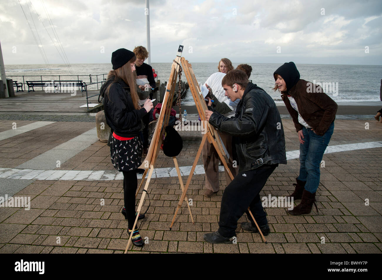Aberystwyth University Studenten freien Projekt Kunstereignis auf der Promenade, Wales UK Stockfoto
