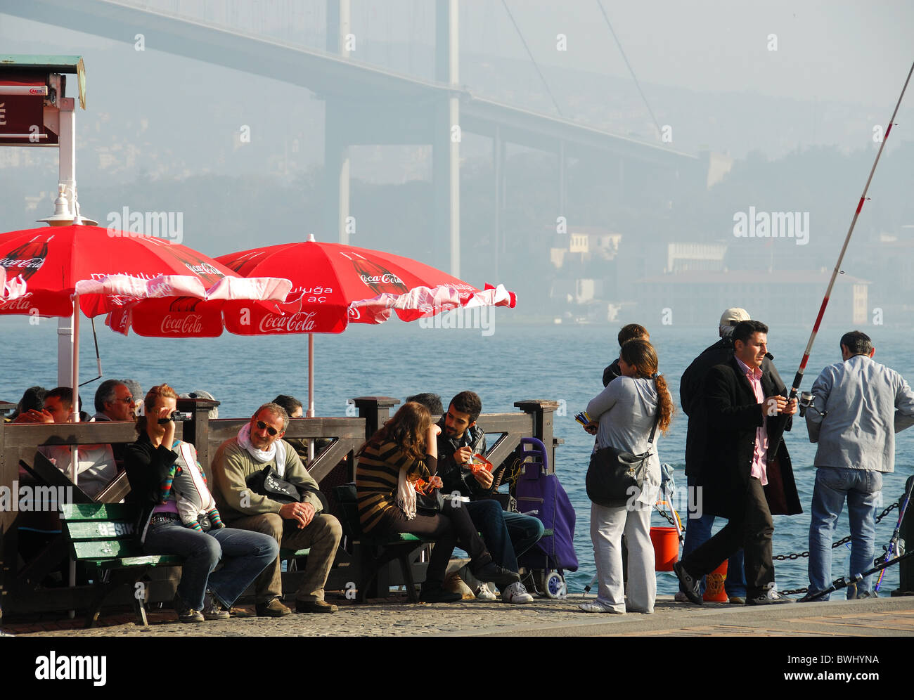 ISTANBUL, TÜRKEI. Der Bosporus Uferpromenade am Ortakoy im Stadtteil Besiktas. 2010. Stockfoto