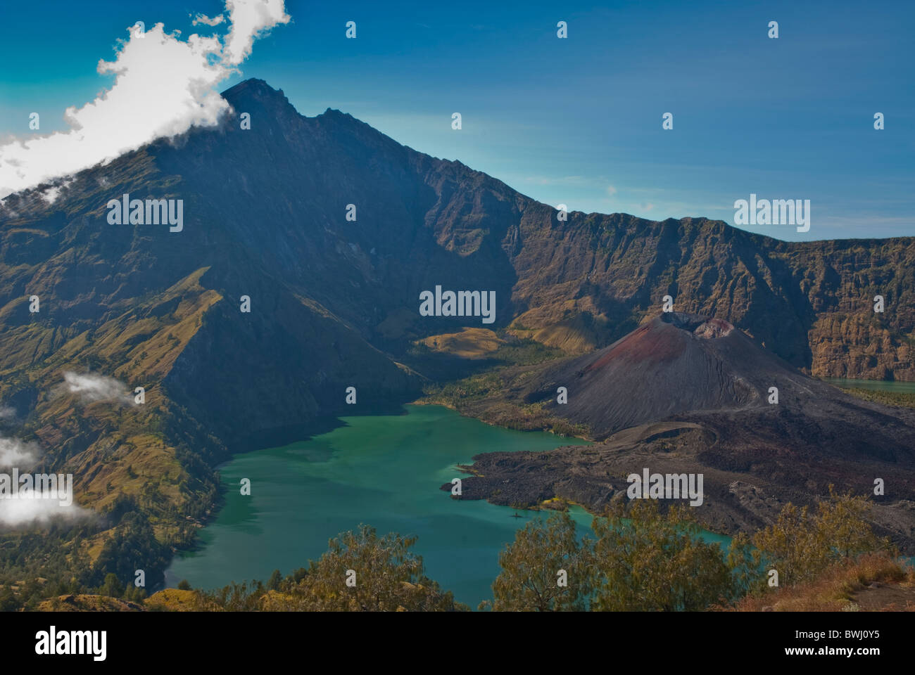 Blick auf den Gunung Rinjani Krater von der Felge Stockfoto