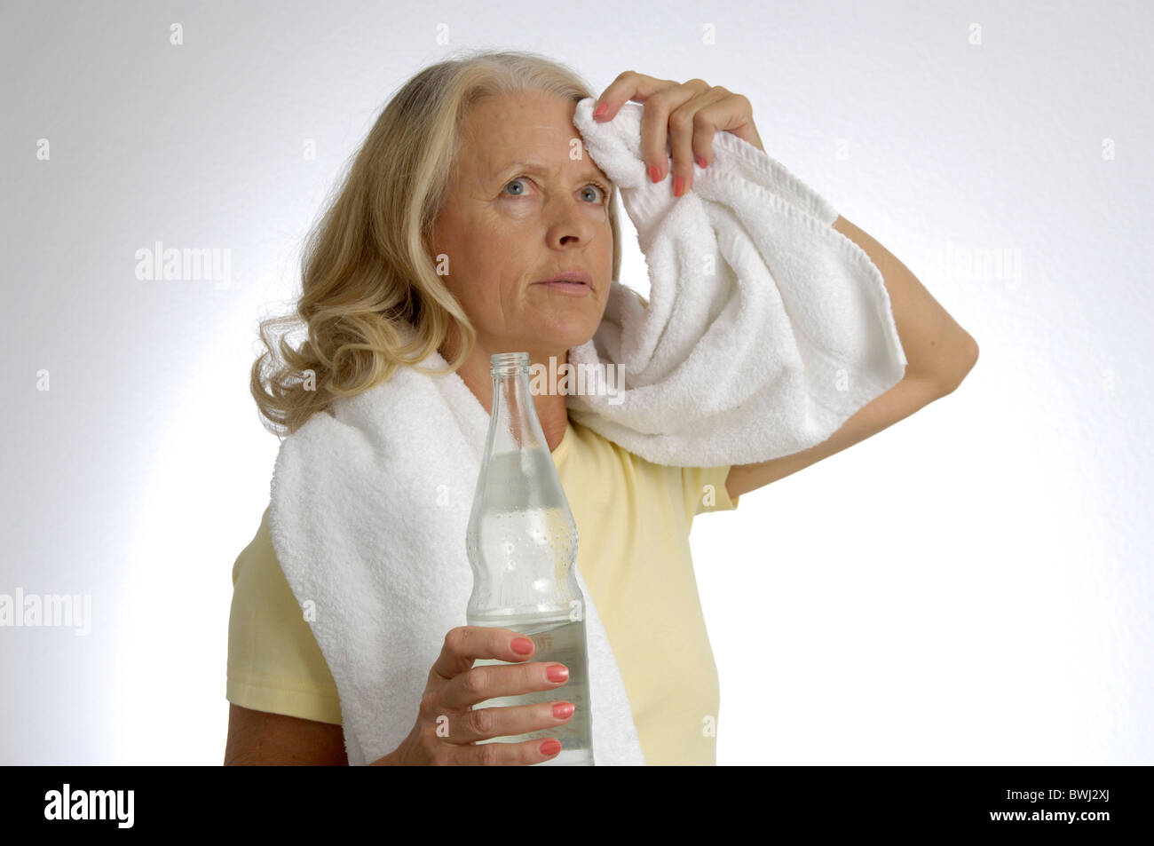 ältere Frau ältere ältere Frau Porträt Wasserflasche Erfrischung trinken trinken Frottee Tuch Schwitzen Stockfoto