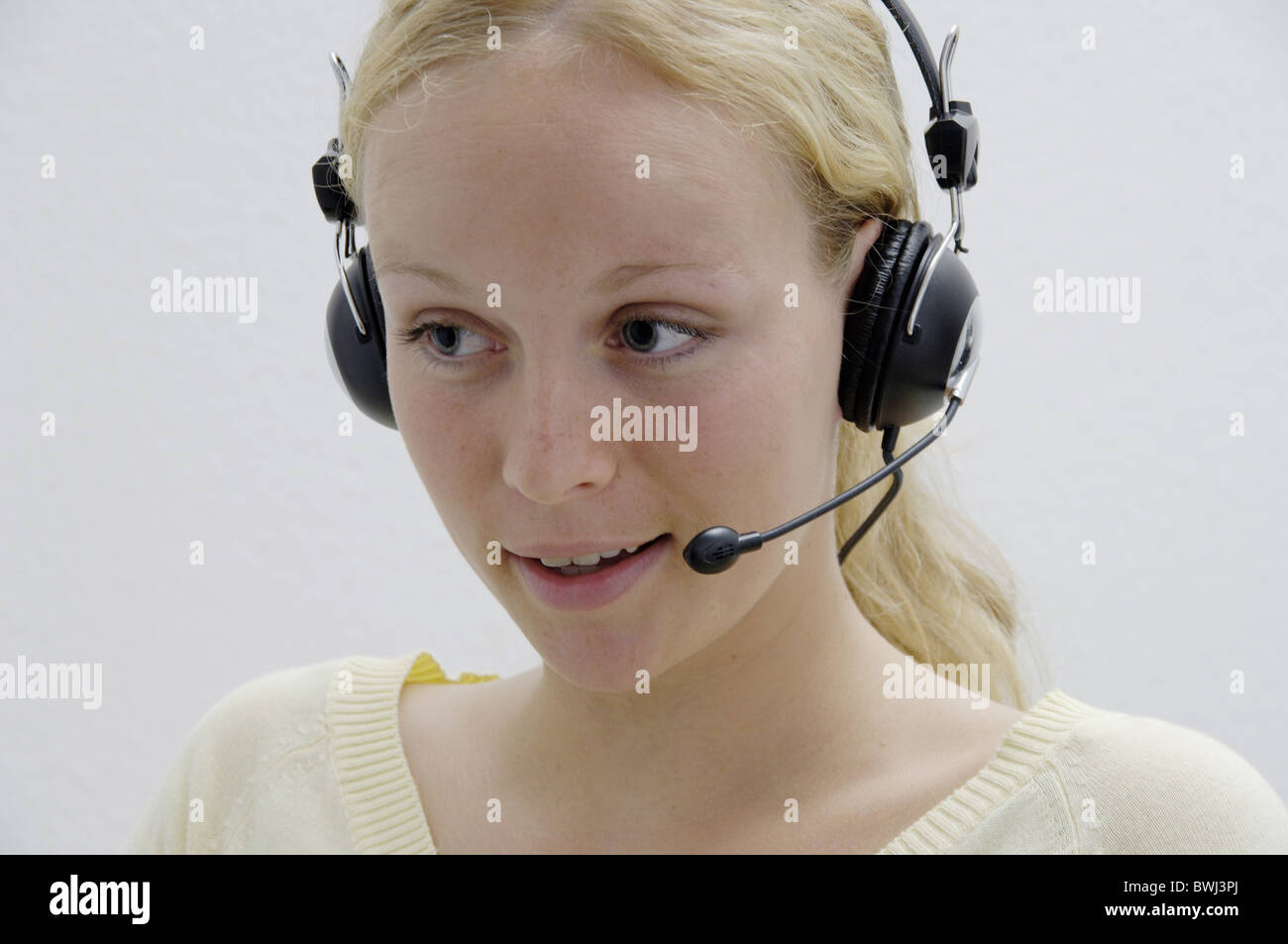 Callcenter Call Center junge Frau junge Porträt Blond aufrufen Kunde Kopfhörer Ohrhörer Ohrstöpsel se. Stockfoto